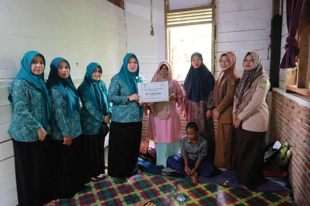 Ketua TP PKK Rita Mayasari Serahkan Bantuan Fakir Insidentil kepada Dua warga Aceh Besar