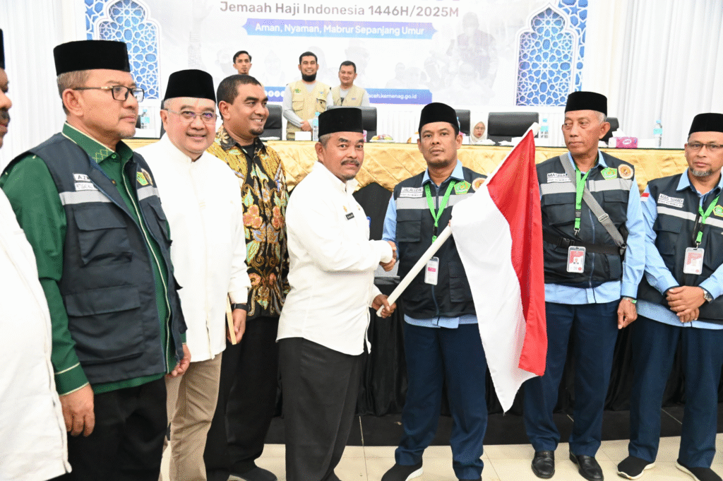 Plh Sekda Aceh Besar Lepas 393 CJH Kloter 11