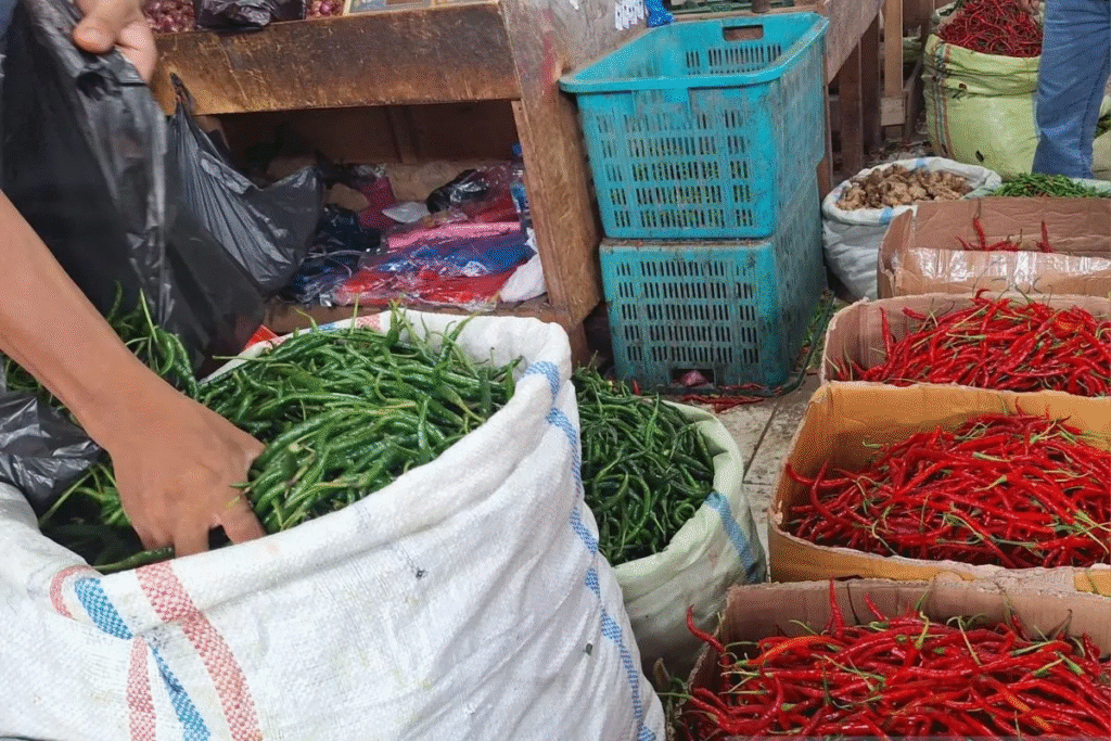 Harga Kebutuhan di Pasar Induk Lambaro Aceh Stabil