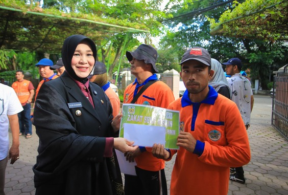 Illiza Salurkan Zakat Rp 337 Juta bagi 562 Pasukan Oranye