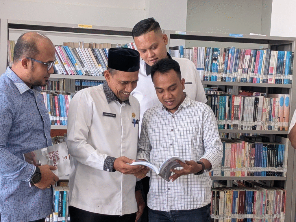 Silahturahmi Komisi Independen Pemilihan (KIP) dan Dinas Perpustakaan Kota Banda Aceh Sekaligus Penyerahan Buku Pilkada 2024