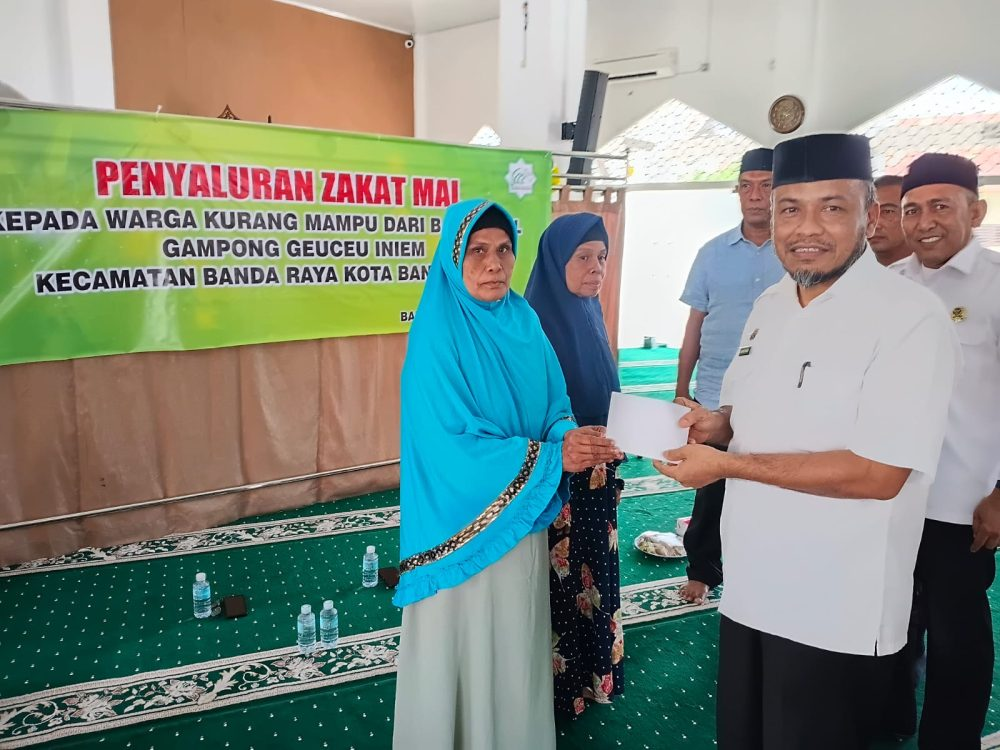 Camat Banda Raya Salurkan Zakat Mal di Gampong Geuceu Iniem