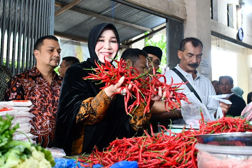 Harga Daging dan Sembako Stabil, Wali Kota Illiza Belanja di Pasar Ateuk Pahlawan