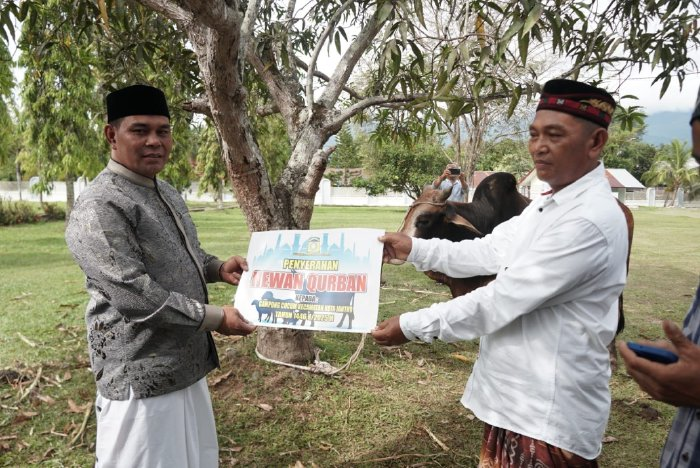 Usai Shalat Ied, Pemkab Aceh Besar Serahkan 4 Hewan Qurban