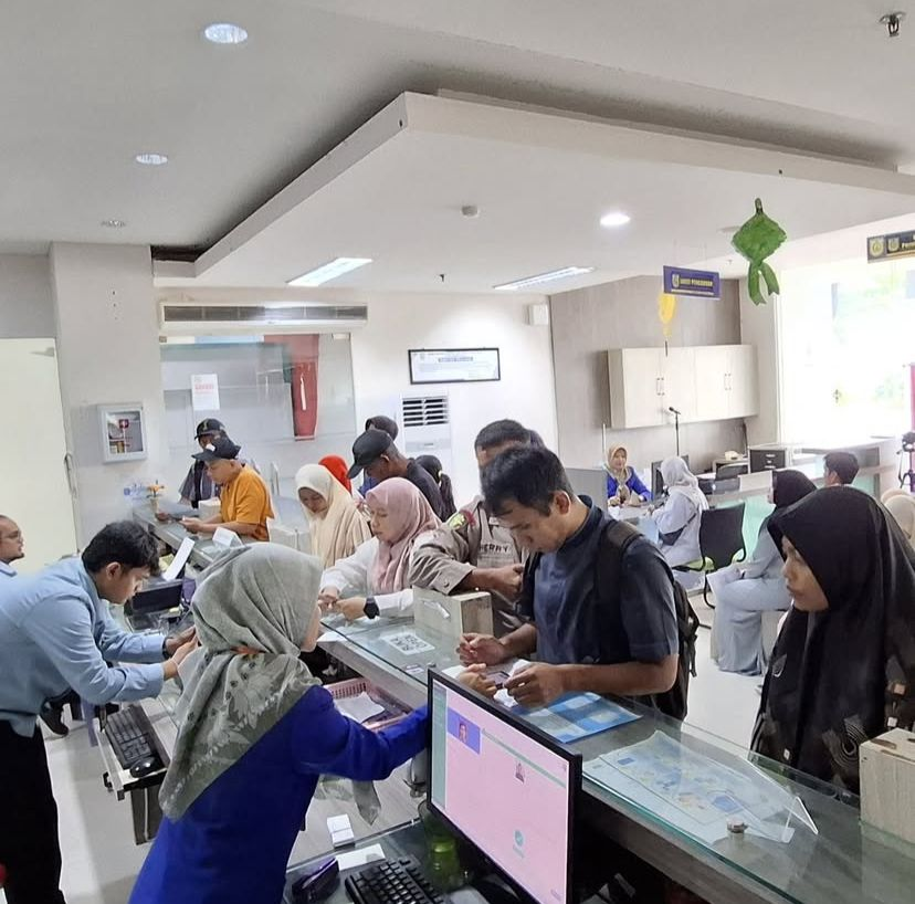 Jelang Penerimaan Siswa Baru, Disdukcapil Dipadati Warga Kota
