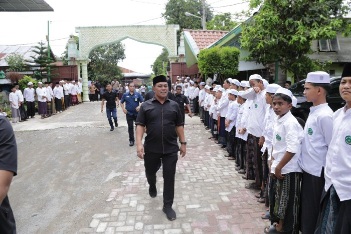 Bupati Aceh Besar Melayat ke Rumah Duka Anggota DPRA, Tgk Rasyidin Ahmad (Waled NURA)