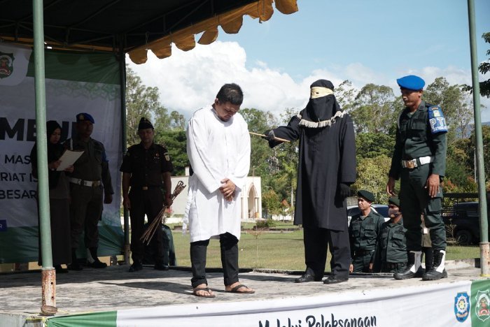 Dua Terpidana Maisir Dihukum 10 Kali Cambuk di Kota Jantho