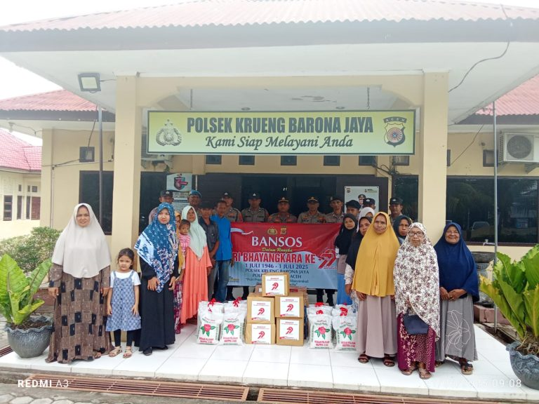 Polsek Krueng Barona Jaya Bagikan 50 Paket Bansos Untuk Warga