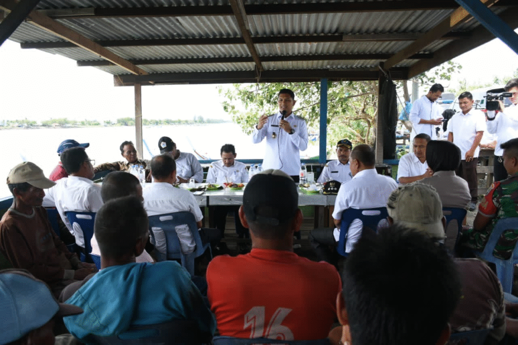 Serahkan Life Jacket, Afdhal Minta Nelayan Waspadai Cuaca Buruk