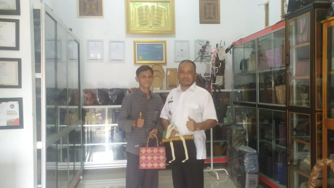 Sekretaris Gampong Peunyeurat Menerima Kunjungan Tim Dekranasda Provinsi Aceh