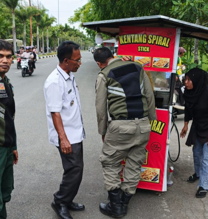 Camat Mustafa Tertibkan PKL di Ulee Lheue