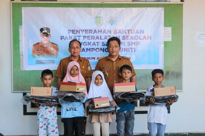 Pemerintah Gampong Peuniti Salurkan Bantuan Paket Dan Perlengkapan Sekolah Untuk Siswa Miskin Dan Berprestasi