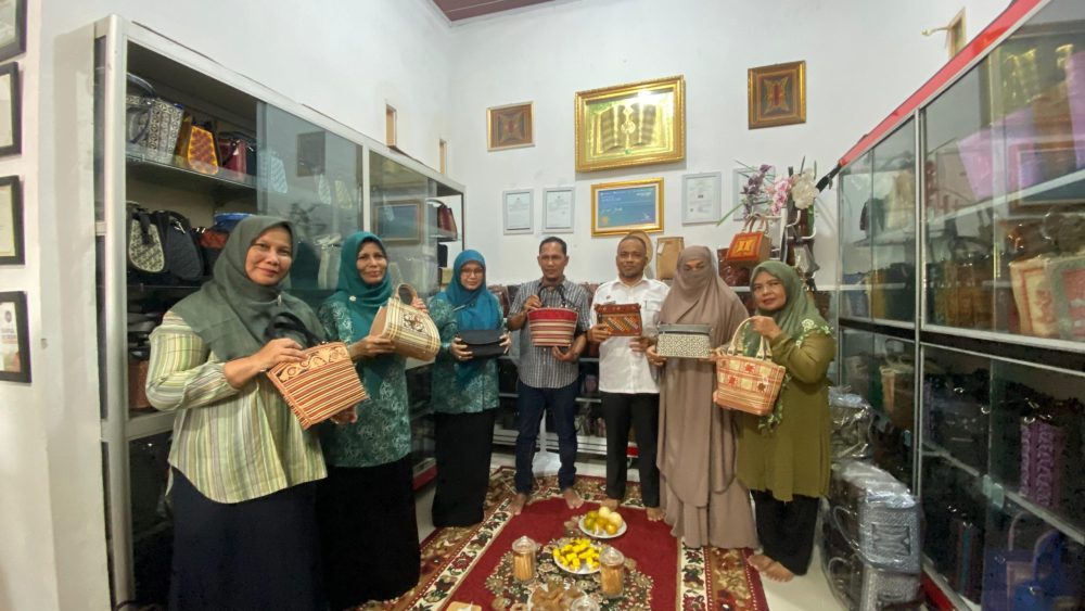 Ketua TP-PKK Banda Aceh Lakukan Pembinaan Persiapan Lomba Gelari Pelangi Tingkat Provinsi di Peunyeurat