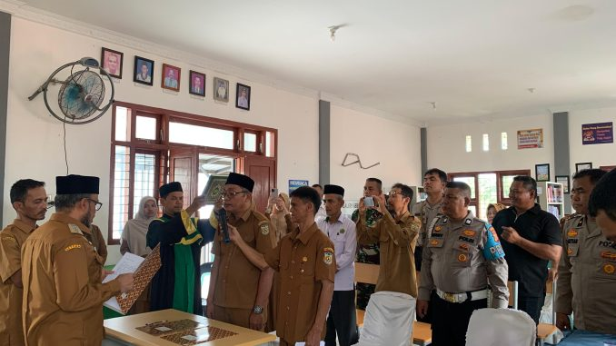 Camat Kadafi Lantik Pj Keuchik Peunyeurat