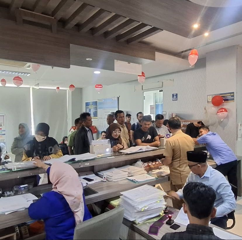 Warga Kota Padati Kantor Disdukcapil Urus Legalisir Dokumen PPPK