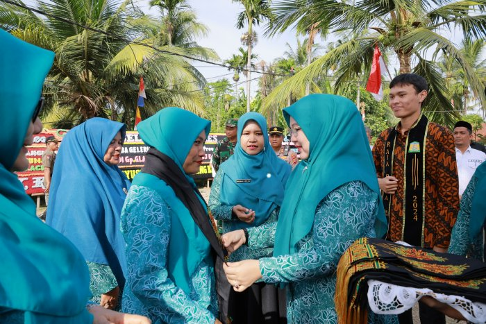 Wakil Bupati bersama Ketua dan Wakil Ketua TP PKK Aceh Besar Sambut Tim Penilai Lomba Gelari Pelangi PKK Tingkat Provinsi Aceh di Gla Meunasah Baro