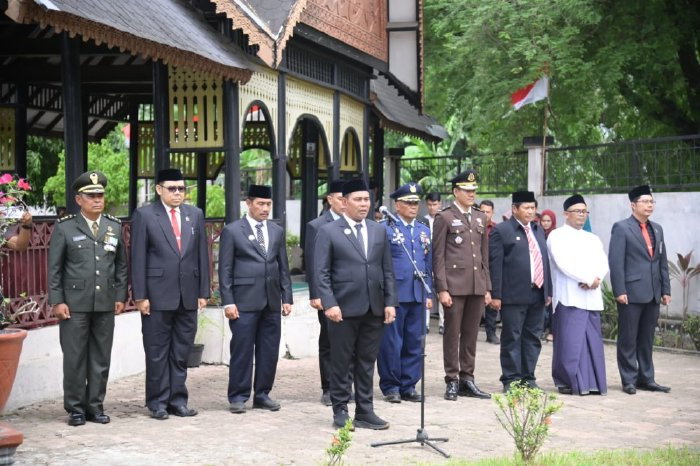 Jelang HUT ke-80 RI, Bupati Aceh Besar Ziarah ke Makam Pahlawan Teuku Nyak Arief