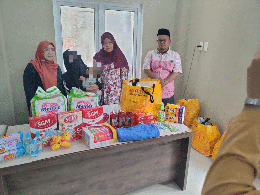 Dinsos Serahkan Bantuan ATENSI Kepada 13 Anak Berkebutuhan Khusus