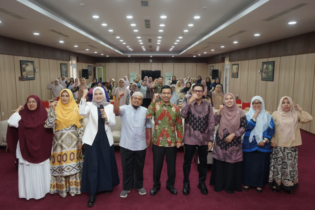 Dinkes Beri Pelatihan Pola Hidup Sehat, Farid Nyak Umar Ingatkan Warga Pentingnya Kesehatan