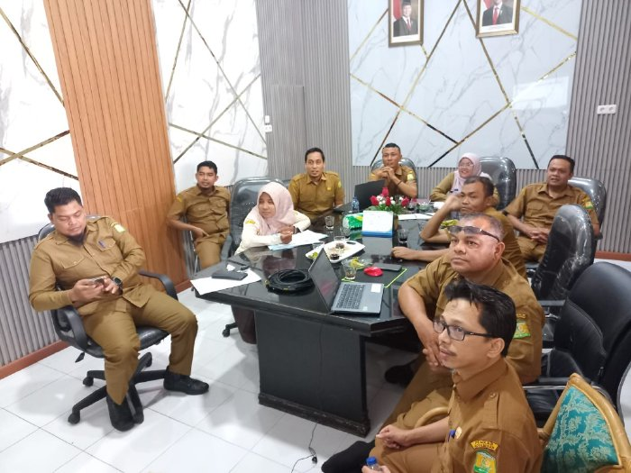 Tim Diskominfo Aceh Besar Latih Operator DPMG dan DLH Terkait E-Office