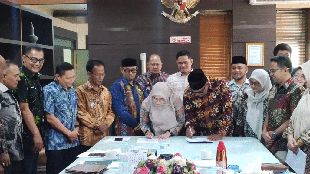 Sukseskan Pilchiksung Serentak di Banda Aceh, Kadisdukcapil Serahkan DP4 kepada Asisten I