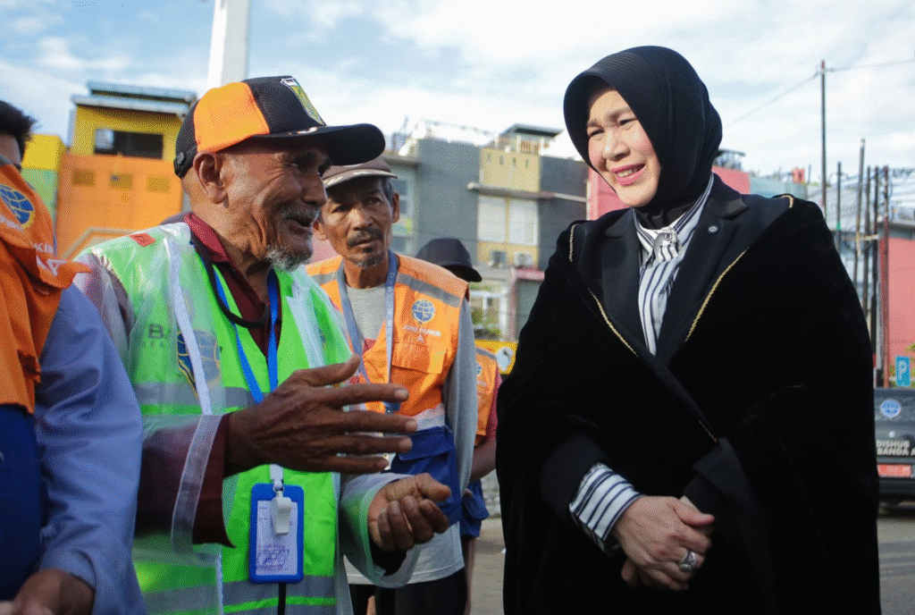 Illiza Serahkan Atribut Baru untuk Tingkatkan Pelayanan Juru Parkir