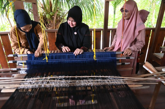 Ketua Dekranasda Aceh Besar Kunjungi Sentra Kerajinan Songket dan Souvenir