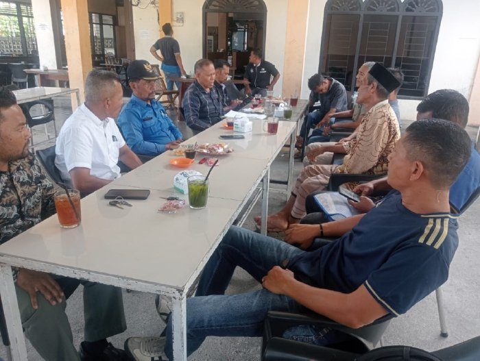 Direktur Utama PDAM Aceh Besar Ir Sulaiman MSi beserta jajarannya melakukan pertemuan dengan para keuchik dari 8 gampong di kecamatan Seulimum, berlangsung di Cager M2K, Rabu (17/9/2025). FOTO/ MC ACEH BESAR