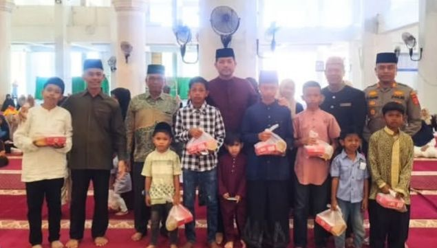 Plt Camat Lueng Bata Serahkan Santunan Kepada 200 Anak Yatim