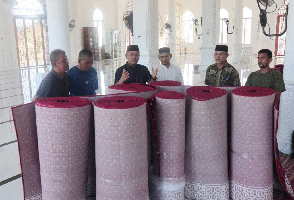Daniel Abdul Wahab Serahkan Ambal untuk Masjid Kemukiman Tgk Chiek Di Lamjabat