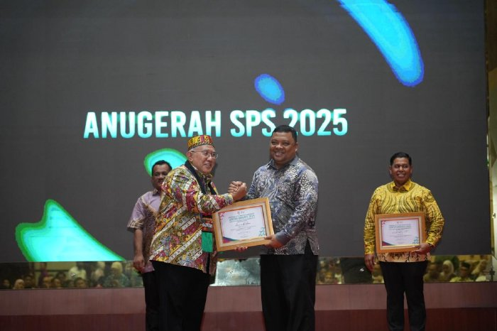 Bupati Aceh Besar Terima Lontar Awards 2025 dari SPS Pusat