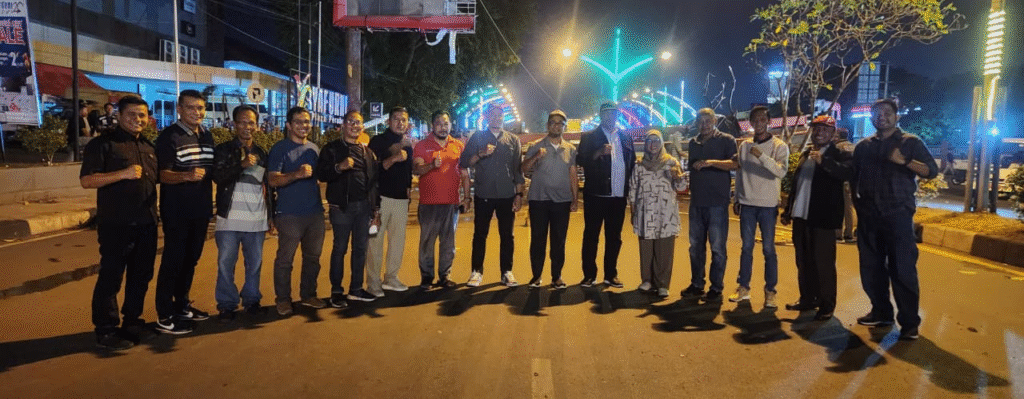 Camat se-Kota Banda Aceh Bersama Wali Kota Tertibkan Baliho di Simpang Lima