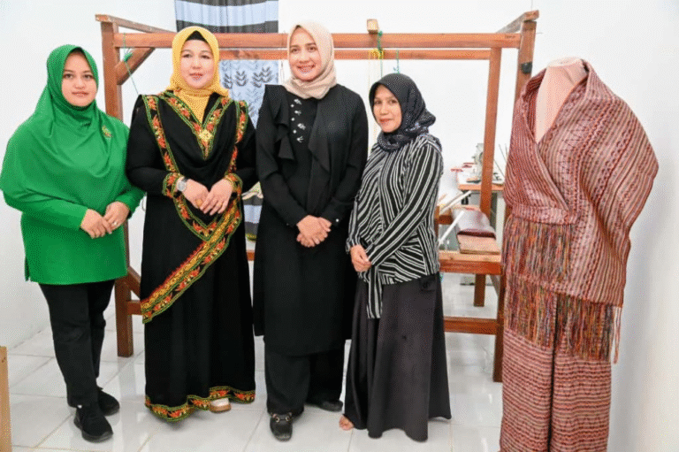 Rita Mayasari Terima Kunajungan Anggota DPD RI Darwati A. Gani ke Sentra IKM Dekranasda Aceh Besar