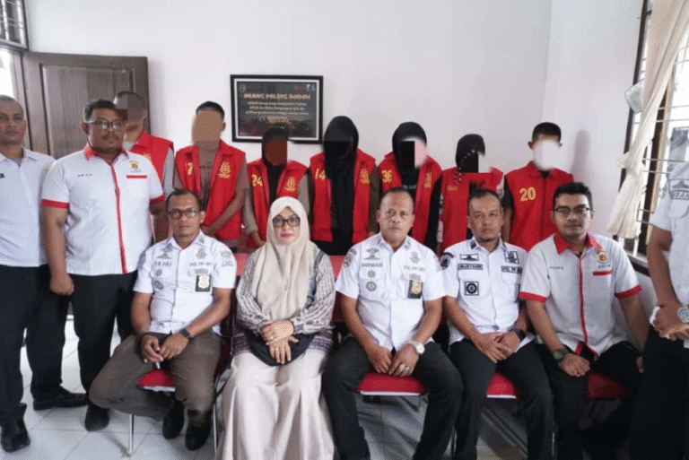 Satpol PP dan WH Aceh Besar Serahkan Muda-Mudi Pesta Miras dan Seks ke Kejari