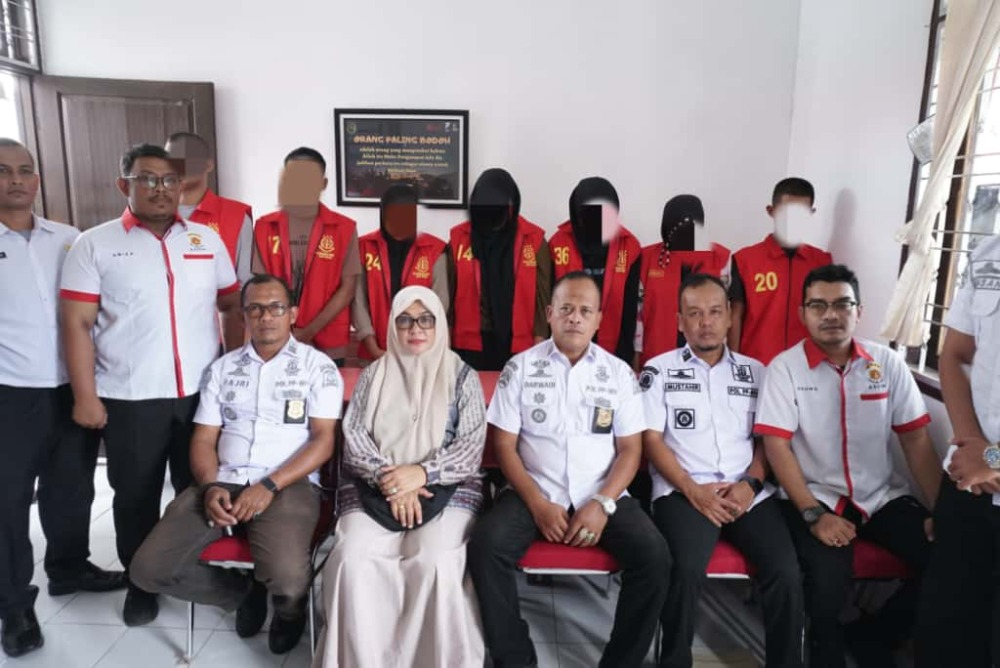 Satpol PP dan WH Aceh Besar Serahkan Muda-Mudi Pesta Miras dan Seks ke Kejari