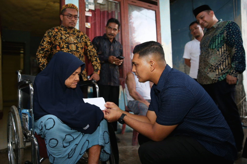 Afdhal Salurkan Zakat Baitul Mal untuk ABK dan Fakir Uzur