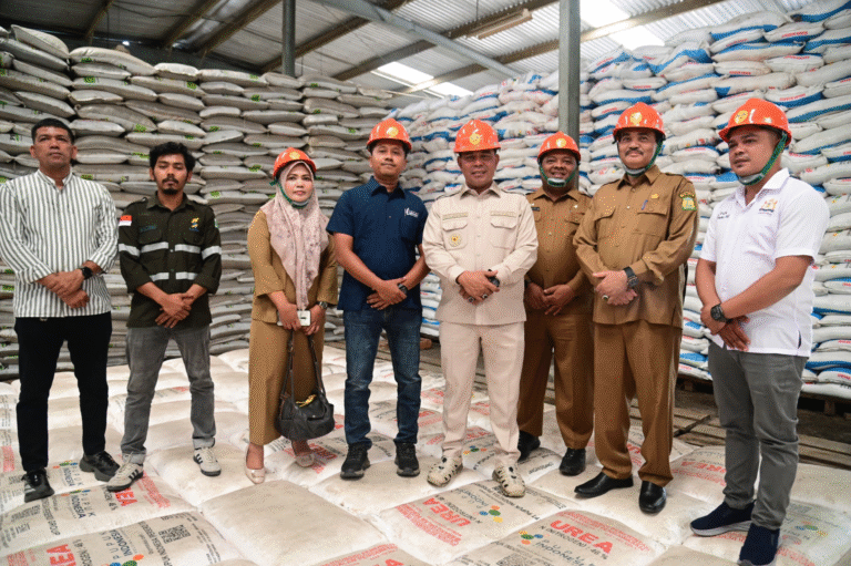 Pastikan Stok Pupuk Pasca Banjir, Bupati Aceh Besar Tinjau Gudang PIM di Blang Bintang