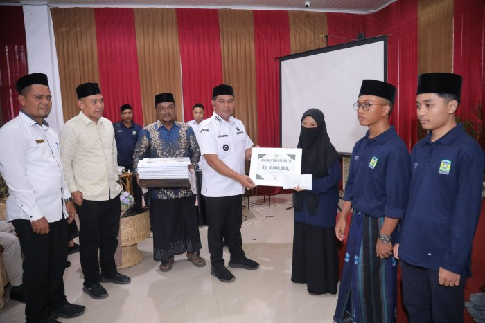 Bupati Aceh Besar Serahkan Bonus dan Apresiasi Prestasi Peserta MQK di Tingkat Provinsi Aceh