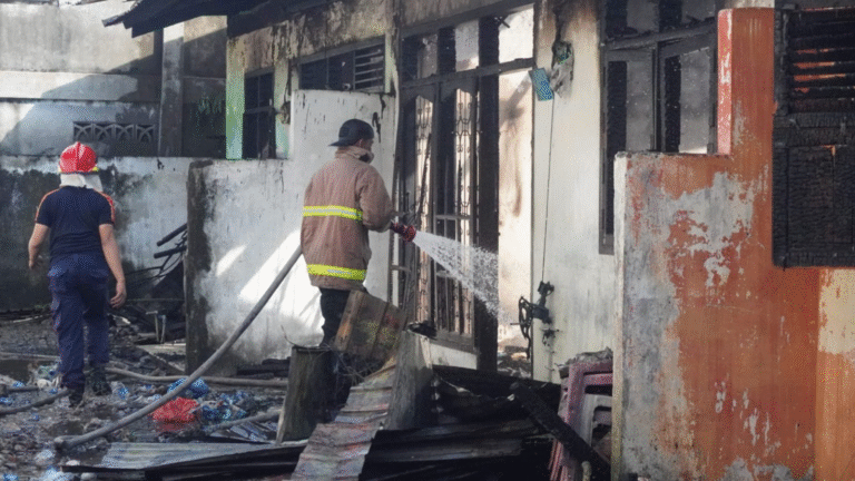 Respon Cepat Damkar Banda Aceh Padamkan Api di Tiga Rumah Terbakar