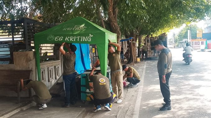 Satpol PP WH Kota Banda Aceh Tertibkan Puluhan Barang Dagangan PKL di Jalan AMD Batoh