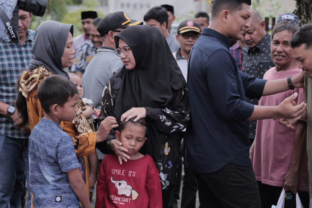 Wawalko Afdhal Serahkan Bantuan Masa Panik untuk Korban Kebakaran Alue Naga