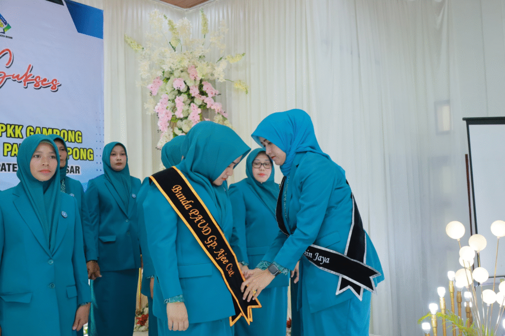 Ketua TP-PKK Aceh Besar Hadiri Pelantikan Ketua TP-PKK dan Pengukuhan Bunda PAUD Gampong di Ingin Jaya