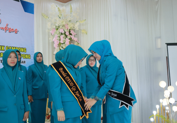 Ketua TP-PKK Aceh Besar Hadiri Pelantikan Ketua TP-PKK dan Pengukuhan Bunda PAUD Gampong di Ingin Jaya