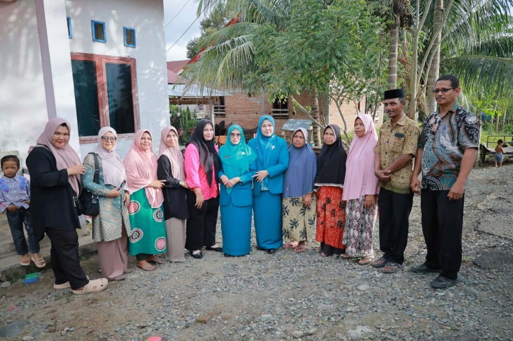 Ketua TP PKK Aceh Besar Antar Langsung Kursi Roda dan Sembako untuk Warga Lumpuh di Seulimeum