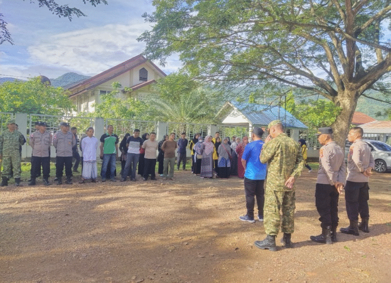 Jelang Ramadhan 1447 H, Forkopimcam Darul Kamal Kompak Bersihkan Masjid Jamik Baitul Kiram