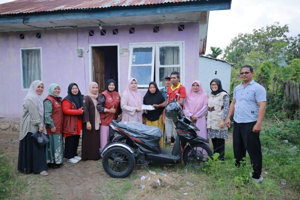 TP-PKK Aceh Besar Serahkan Motor Roda Tiga untuk Disabilitas di Peukan Bada