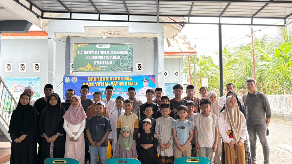 Perkenalan Mahasiswa KKN, Keuchik Gue Gajah Serahkan Bantuan untuk Anak Yatim