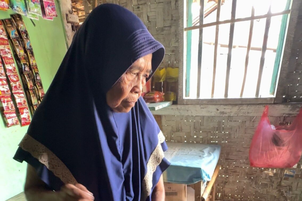 Kisah Nenek Mas Amah: Berjuang di Usia Senja Demi Masa Depan Cucu