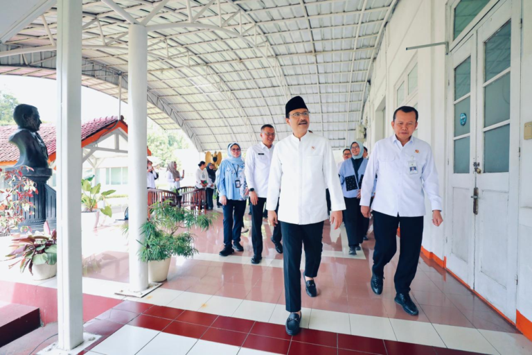 Tinjau Calon Lokasi Sekolah Rakyat di Curug, Gus Ipul Lihat Potensi Rintisan hingga Permanen