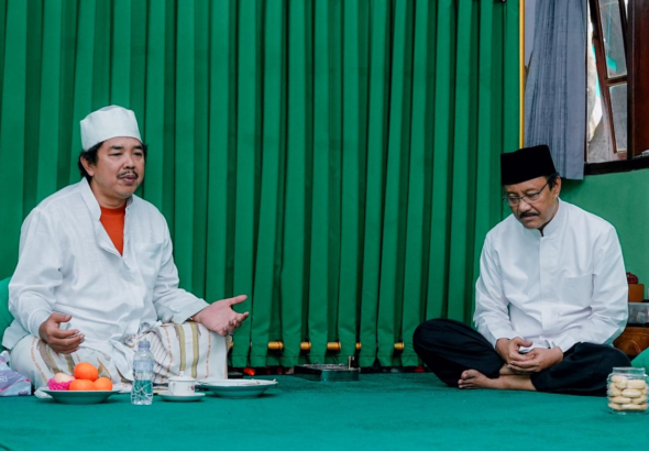 Silaturahmi Lebaran ke Ra Kholil, Gus Ipul Bahas Sekolah Rakyat Situbondo
